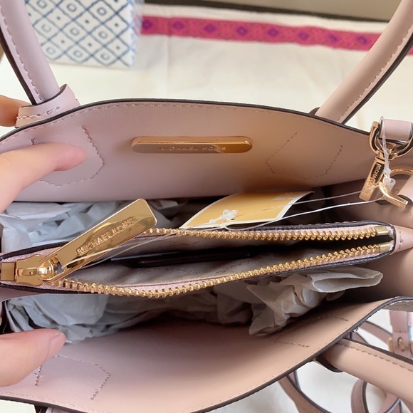 Michael Kors Mercer Medium Logo Crossbody in vanilla/pink - Picture 6 of 7